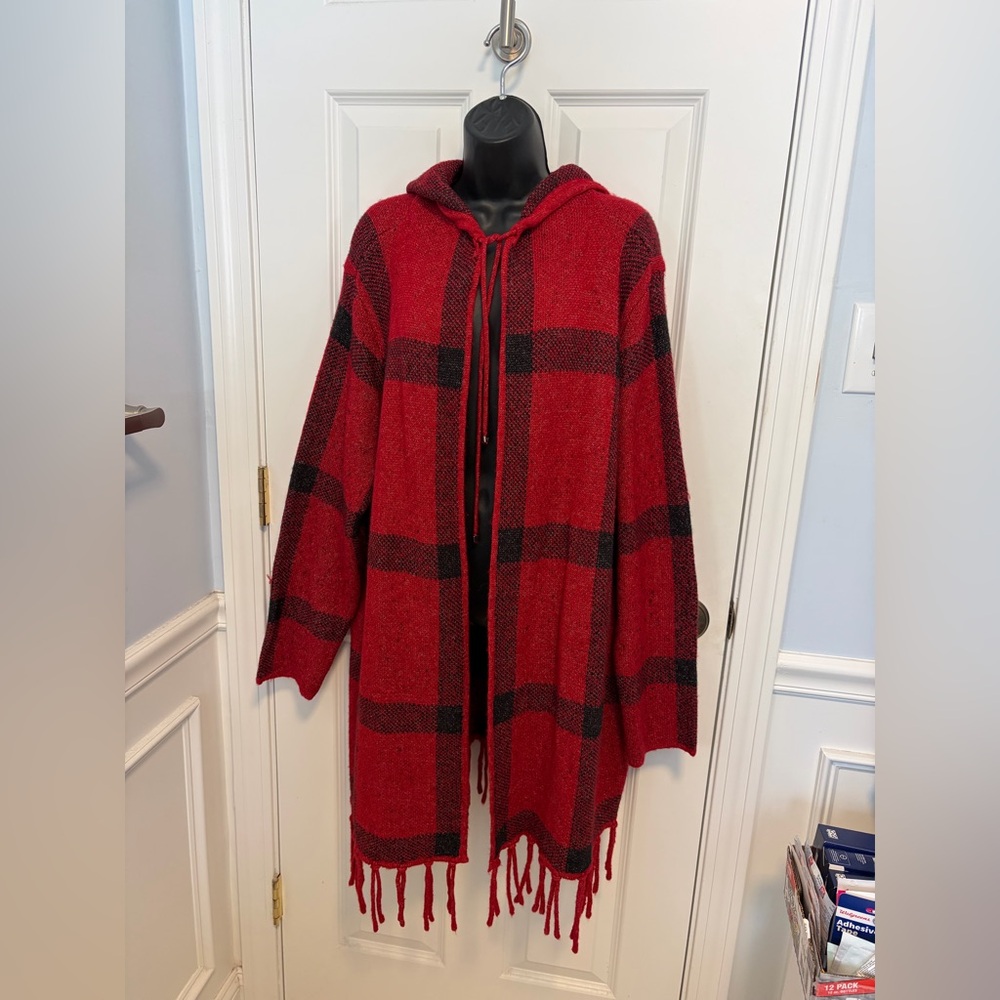 Adrienne Vittadini women’s 2X plus long hooded sweater. Red/black. Side pockets